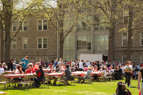 Students setting at tables and eating during Founder's Day 2022.