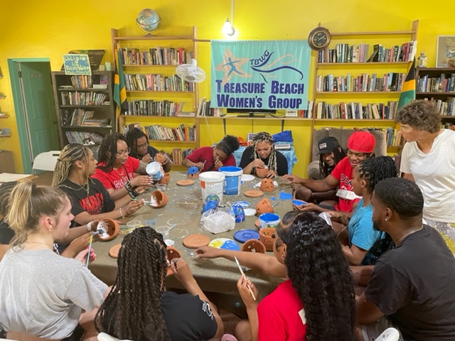 FYE Abroad students volunteering at womens group 